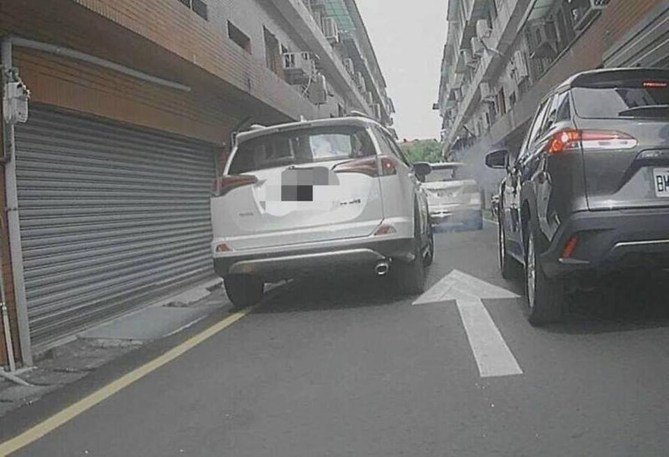 陳男駕駛賓士車迎媽祖，由友人洪男沿街放炮，被機車騎士跟監、錄影，向警方告發。（讀者提供）