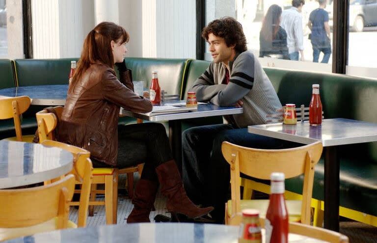 Nate Cooper (Adrian Grenier) interpreta al inmaduro novio de Andrea Sachs (Anne Hathaway) en El Diablo viste a la moda