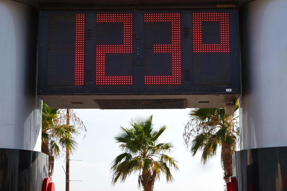 Un termometro non ufficiale ha letto mercoledì 123 gradi a Baker, in California.  (Mario Dama/Getty Images)