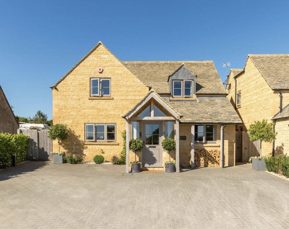 This charming stone house in the Cotswolds is in catchment for outstanding primary and secondary schools. 