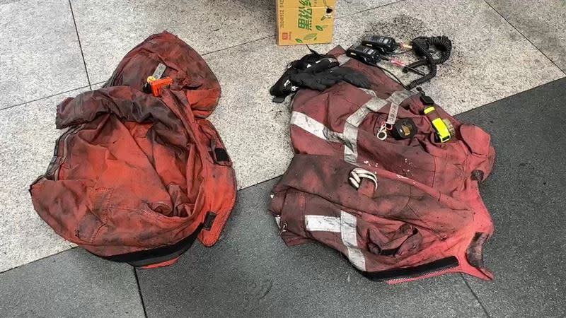 新竹大樓殉職消防員裝備。（圖／記者羅欣怡攝影）
