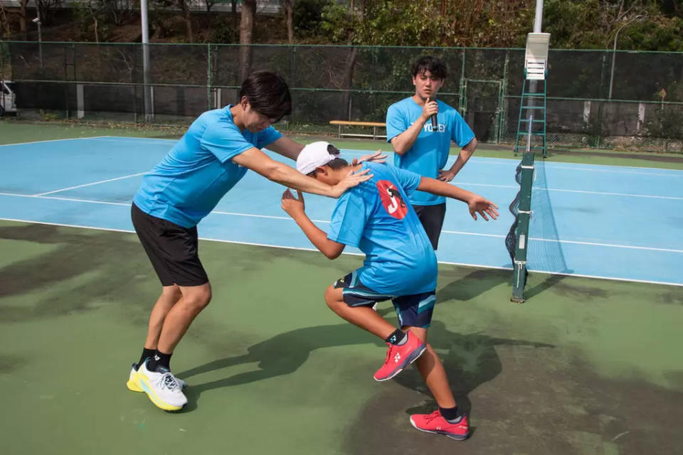 體能教練勝俣辰伴帶領學員暖身。海碩運動整合行銷提供