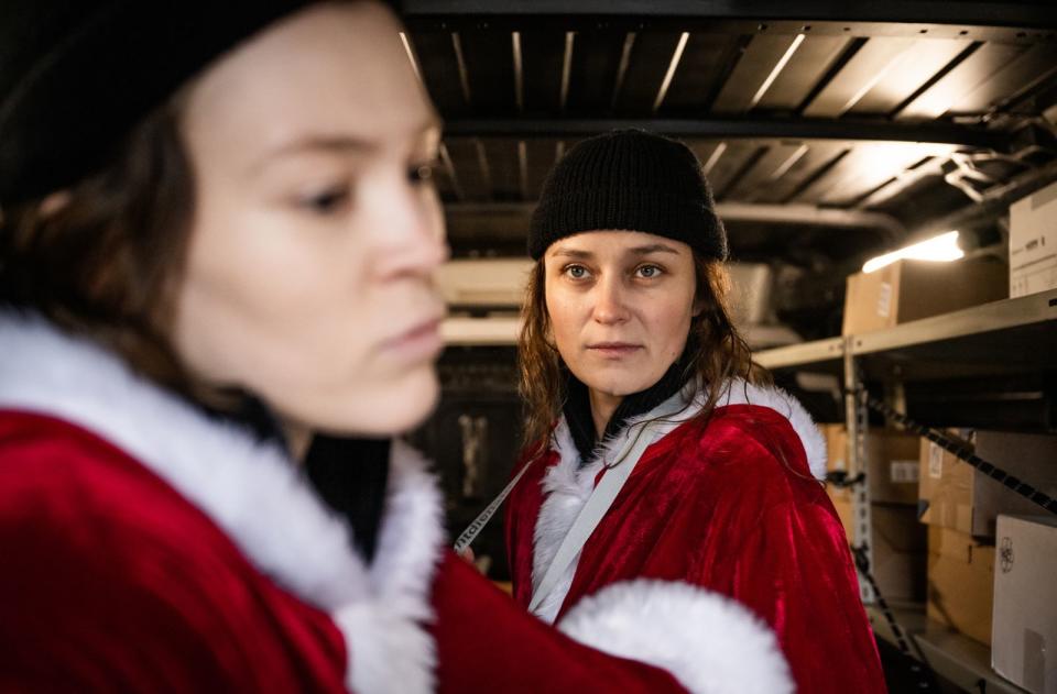 Natalie Förster (Tinka Fürst, rechts) ermittelt verdeckt in der Spedition und lernt dabei die junge Fahrerin Jenny Wegner (Paula Koberl) kennen. (Bild:  WDR/Bavaria Fiction GmbH/Martin Valentin Menke)