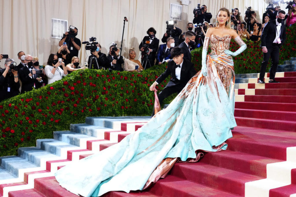 Blake Lively shows the color change of the dress