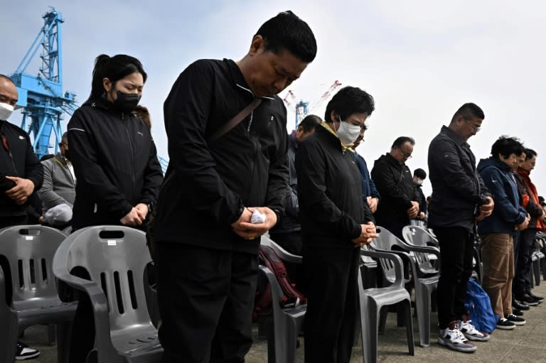 Südkorea hat am Dienstag der mehr als 300 Opfer des Untergangs der "Sewol"-Fähre vor zehn Jahren gedacht. Am Unglücksort brachte ein Schiff der Küstenwache Angehörige der Opfer zum Unglücksort. (Anthony WALLACE)