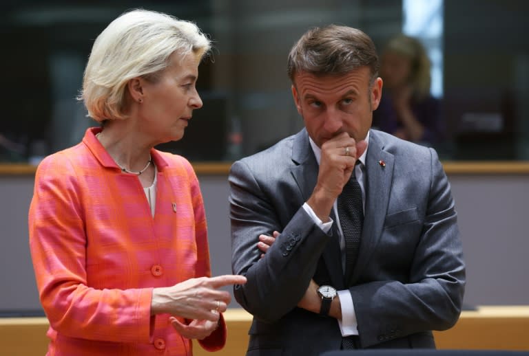 La présidente de la Commission européenne Ursula von der Leyen et le président français Emmanuel Macron échangent lors d'un sommet européen à Bruxelles le 27 juin 2024 (Olivier HOSLET)