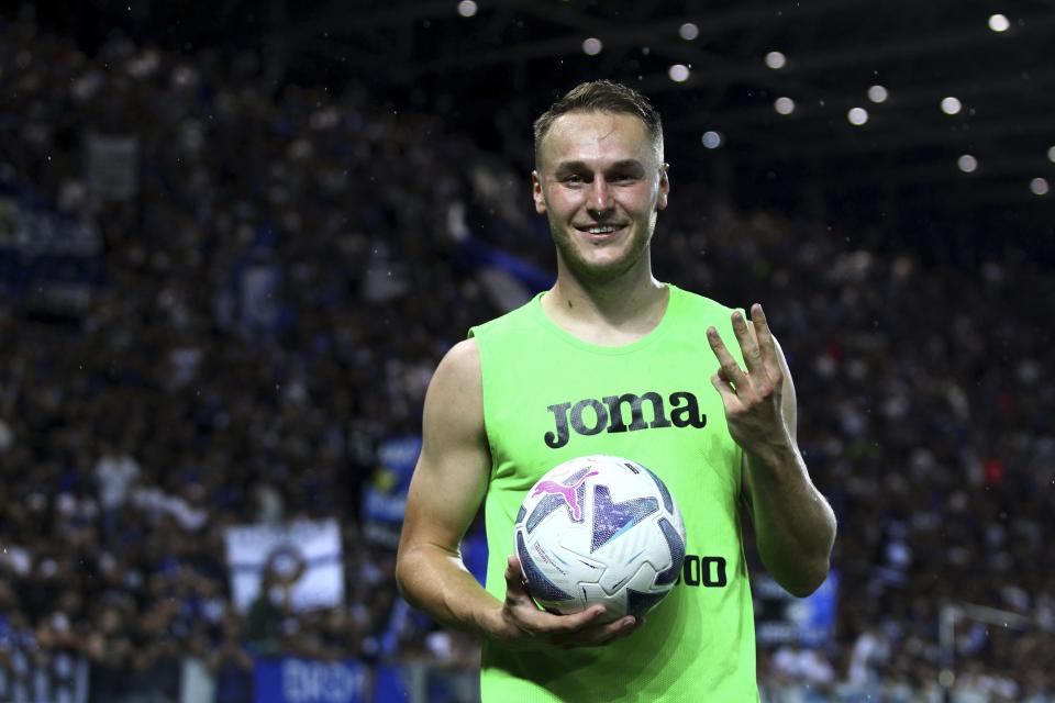 El holandés Teun Koopmeiners, del Atalanta, celebra haber anotado tres goles en la victoria de su equipo por 3-1 sobre el Torino, en la Serie A, en el estadio Gewiss, en Bergamo, Italia, el jueves 1 de septiembre de 2022. (Spada/LaPresse vía AP)