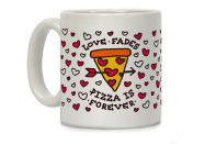 <p>“El amor se desvanece, la pizza es para siempre” es la frase que acompaña esta taza. Sin duda un regalo ideal para quien a pesar de odiarlo todo, sí tiene algo que le gusta. ¿Su precio? 14.99 dólares en <em>Look Human</em>. Foto: <em><a rel="nofollow noopener" href="https://www.lookhuman.com/design/80452-love-fades-pizza-is-forever" target="_blank" data-ylk="slk:lookhuman.com;elm:context_link;itc:0;sec:content-canvas" class="link ">lookhuman.com</a></em> </p>