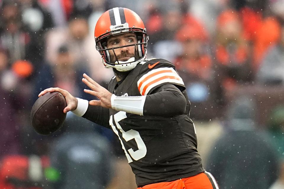 Cleveland Browns quarterback Joe Flacco (15) throws in the first half of an NFL football game against the Chicago Bears, Sunday, Dec. 17, 2023, in Cleveland.