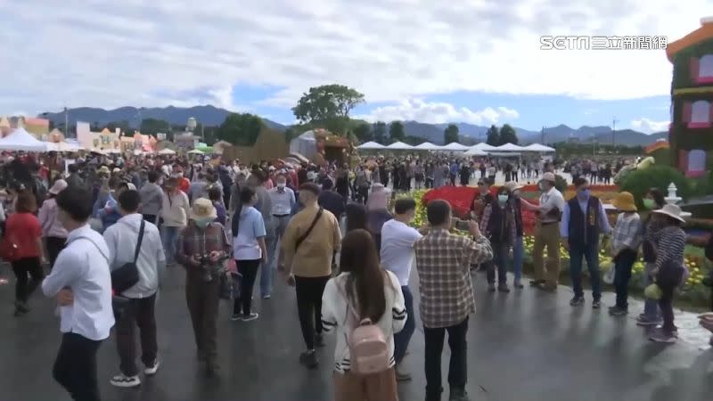 台中國際花毯節開園就湧入大量人潮。