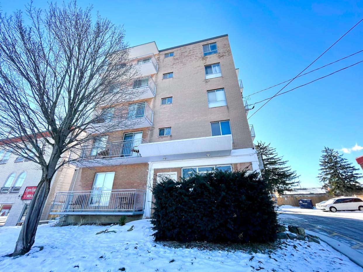 The apartment building in east Hamilton is at 2322 King St. E. and has 22 units.  (Samantha Beattie/CBC - image credit)