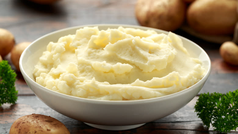 mashed potatoes in bowl