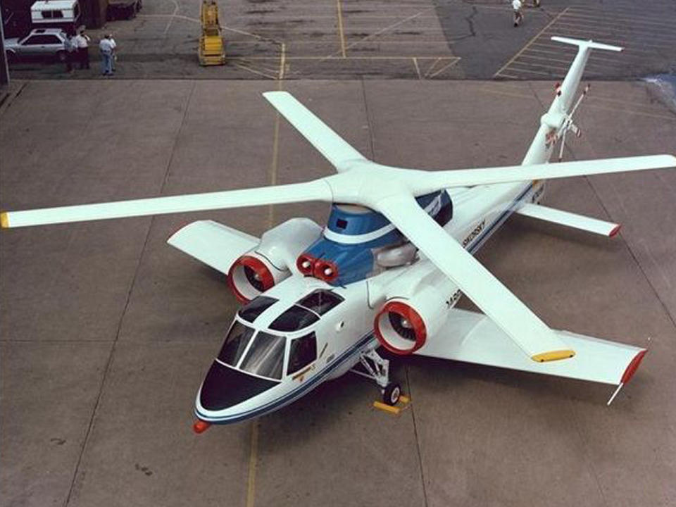 Ein Hybrid aus Hubschrauber und Flugzeug war der Sikorsky X-wing. Ziel war es, das Senkrechtstarten eines Hubschraubers mit der Flugleistung eines Flugzeuges zu verbinden. Nach fünf Jahren Entwicklung wurde das Projekt allerdings 1988 eingestellt. (Bild-Copyright: NASA)