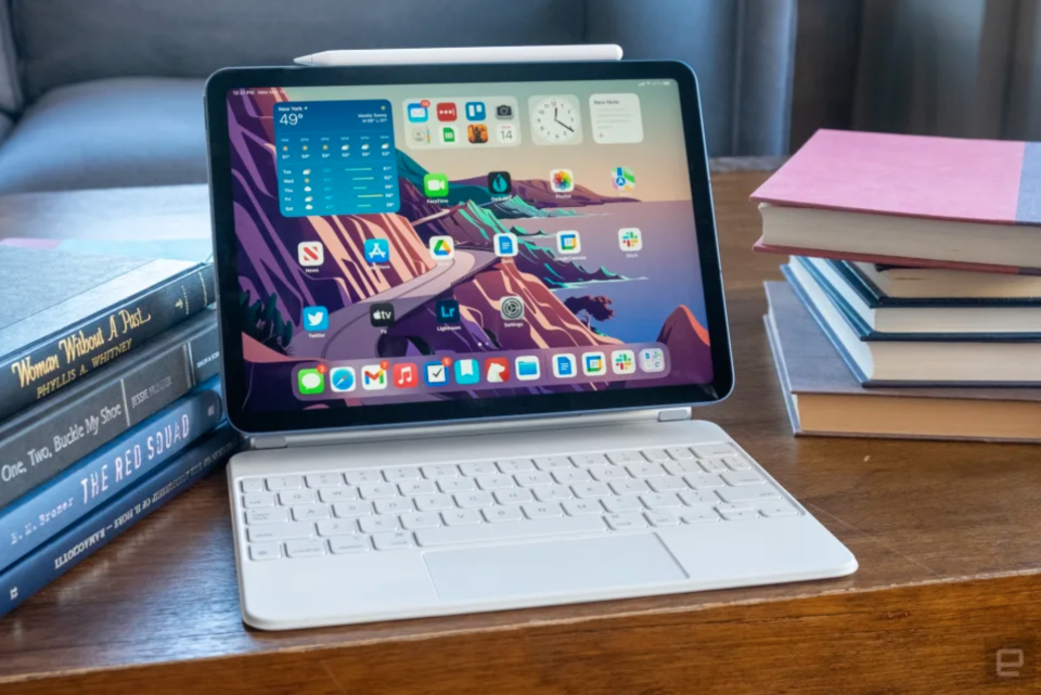 IPad Air dengan keyboard di atas meja.