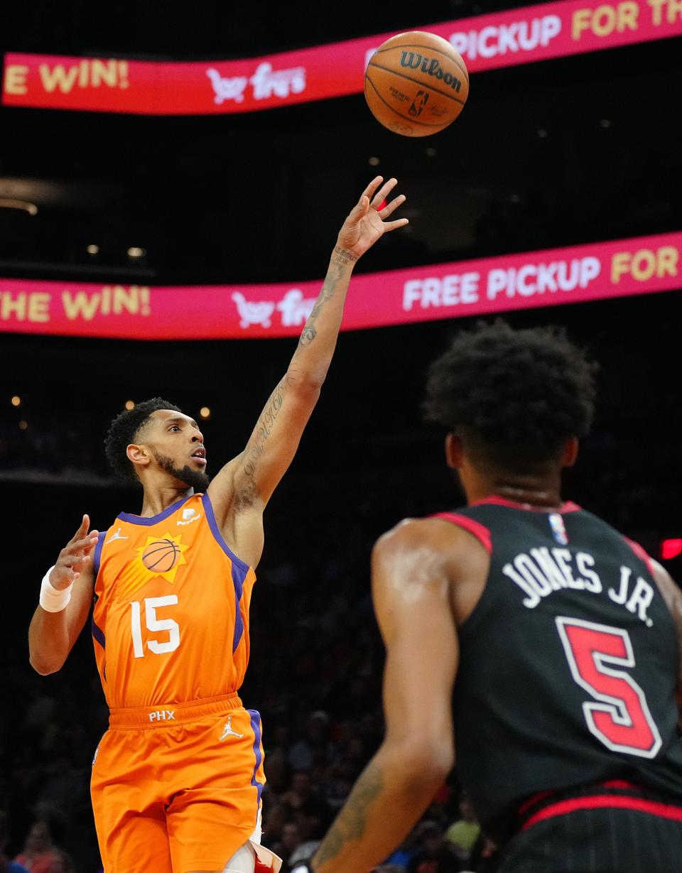 Mar. 18, 2022;  Phoenix, AZ, USA; Suns' Cameron Payne (15) shoots against the Bulls during the first half at the Footprint Center.