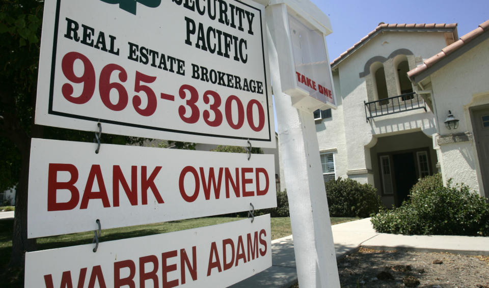 DOSSIER - Dans cette photo d'archive du 2 juillet 2008, une maison appartenant à une banque est vue à vendre à Sacramento, en Californie. La crise des saisies immobilières s'est intensifiée cet été dans la majorité des grandes zones métropolitaines américaines, avec Chicago et Seattle _ villes en dehors des États qui ont enduré le pire de la récession immobilière _ en constatant une forte augmentation des avertissements de saisies immobilières.  La Californie, le Nevada, la Floride et l'Arizona restent les foyers de saisies du pays, représentant 19 des 20 principales zones métropolitaines avec les taux de saisies les plus élevés entre juillet et septembre, a déclaré la société de référencement des saisies immobilières RealtyTrac Inc. le jeudi 28 octobre 2010. (AP Photo/ Riche Pedroncelli, dossier)