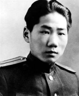 毛岸英自幼在蘇聯長大，進入蘇聯軍校就讀，曾參加過蘇聯衛國戰爭抵抗納粹入侵。1946年返回中國，於1949年結婚，隔年參加抗美援朝才剛開始就遭轟炸犧牲了性命。（圖／網路）