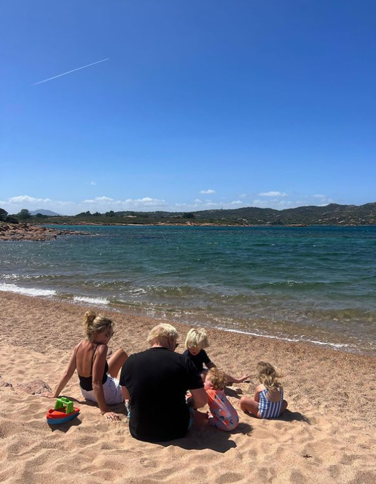 The Johnson family are holidaying in Sardinia (@carrielbjohnson / Instagram)
