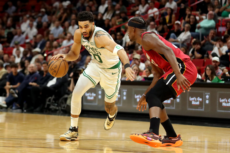 Jayson Tatum（控球者）率領的波士頓塞爾蒂克與Jimmy Butler（防守者）領軍的邁阿密熱火再度於NBA東區冠軍戰相逢。（Photo by Megan Briggs/Getty Images）