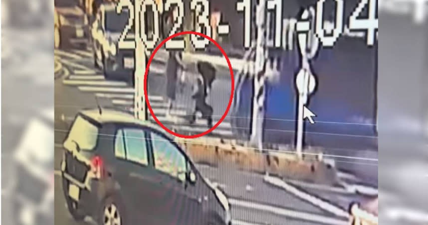 斗六一名媽媽推著嬰兒車過馬路時，差點遭左轉小貨車撞上。（圖／擷取自Facebook／斗六人社交圈）