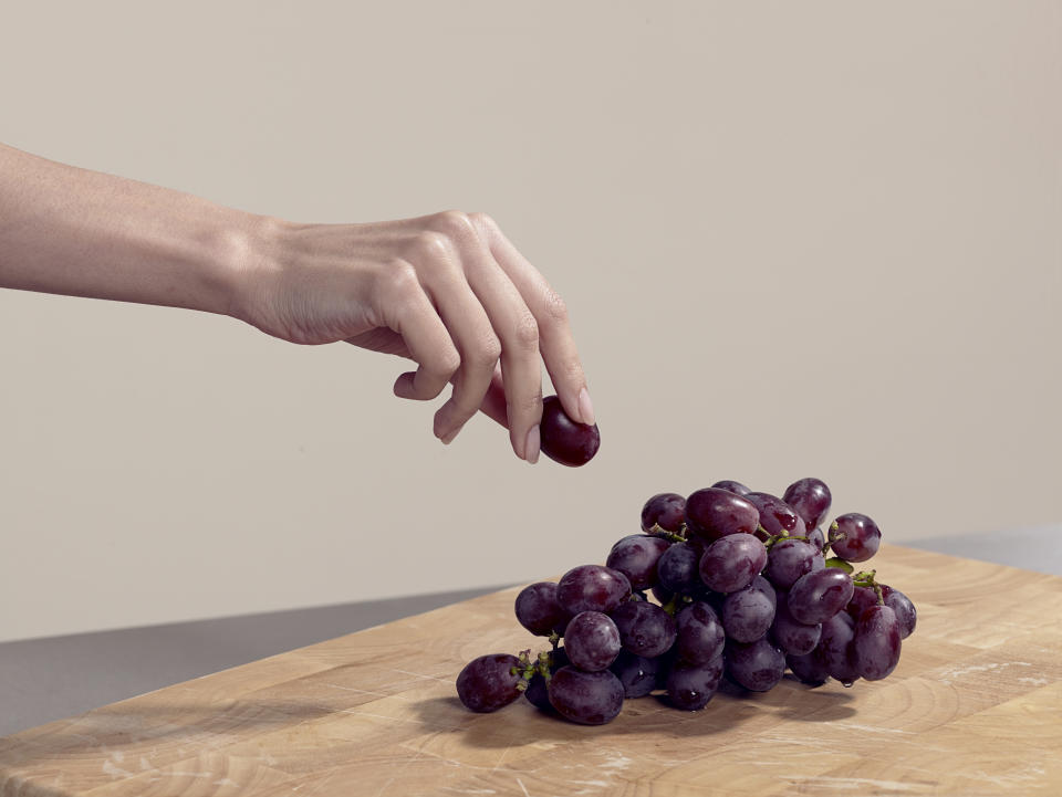  葡萄保存必學3招 葡萄功效有哪些？表面的白粉不是農藥（圖／Getty Images）