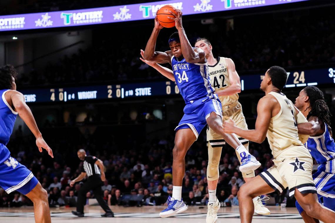 Kentucky star Oscar Tshiebwe (34) had 15 points and 13 rebounds in UK’s 69-53 win at Vanderbilt on Jan. 24.