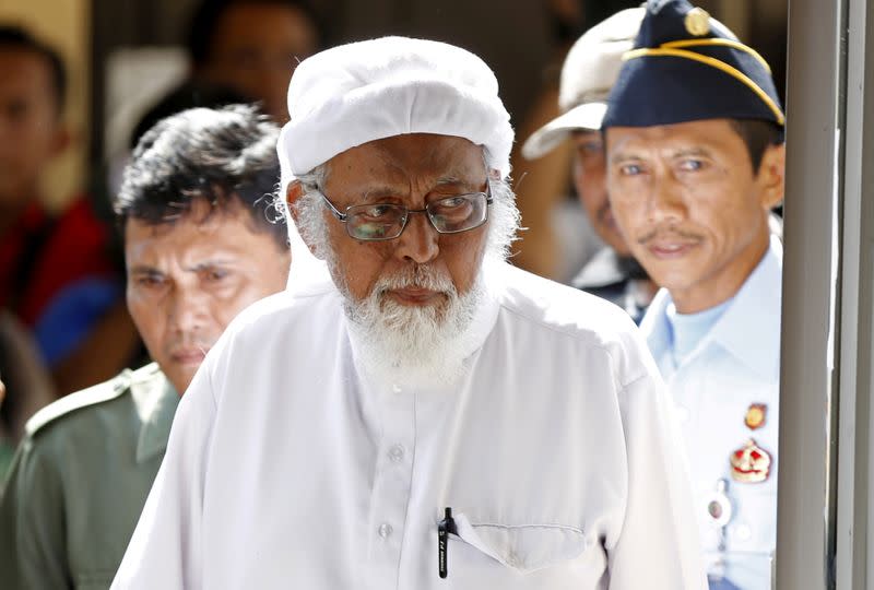 FILE PHOTO: FILE PHOTO: Indonesian radical Muslim cleric Abu Bakar Bashir enters a courtroom for the first day of an appeal hearing in Cilacap, Central Java province