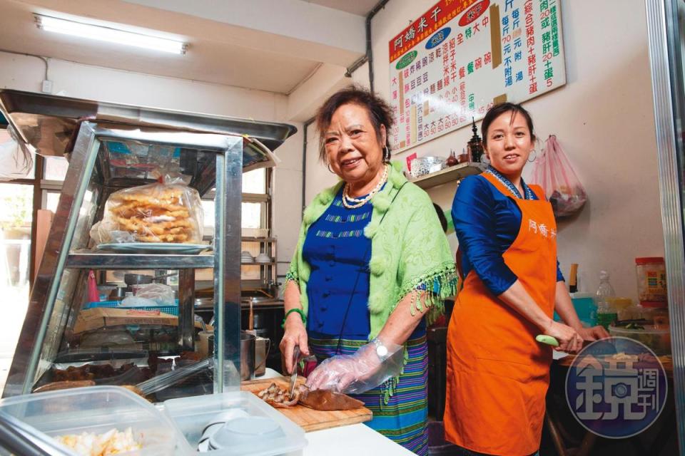 謝民嬌（右）與婆婆張玲慧（左）情同母女，婆婆有空時會到店裡幫忙切米干、備料。