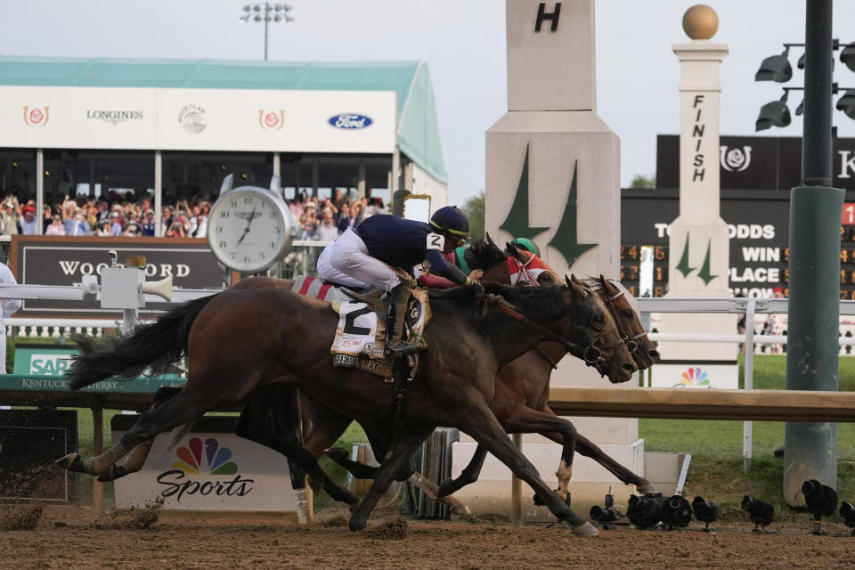 Mystik Dan gana el Derbi de Kentucky, por una nariz sobre Sierra Leone y Forever Young, el sábado 4 de mayo de 2024 (AP Foto/Kiichiro Sato)