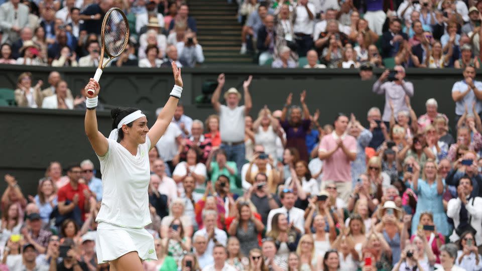 Jabeur celebra después de ganar un punto de partido contra Sabalenka en su semifinal de Wimbledon. -Rob Newell/CameraSport/Getty Images