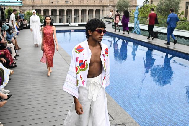 Foto Hombre con gafas de sol negras en la piscina – Imagen Persona