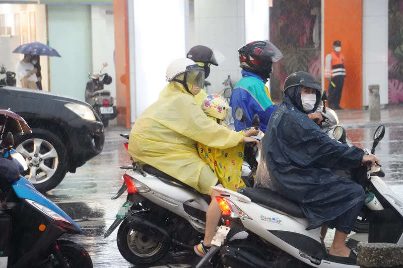 鋒面影響  高雄傍晚下起陣雨（2） 受鋒面通過影響，高雄市24日傍晚有雨，街頭機車騎 士全副武裝，穿起雨衣在路上往來穿梭。 中央社記者董俊志攝  113年4月24日 