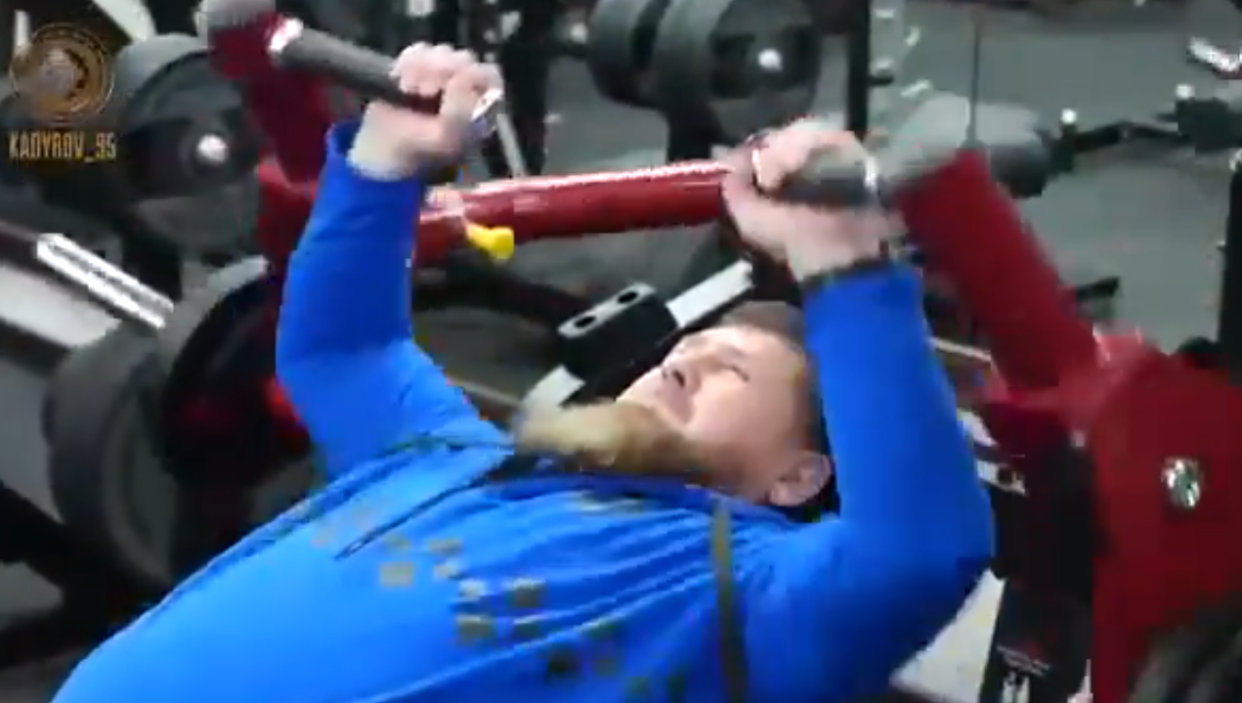 Tchétchénie : Ramzan Kadyrov se met (beaucoup trop) en scène à la gym pour faire taire les rumeurs sur sa santé