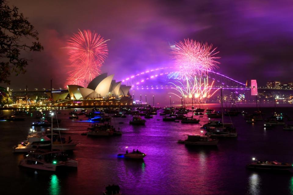Feuerwerk explodiert während der Silvesterfeierlichkeiten über dem Sydney Opera House in Sydney (REUTERS)