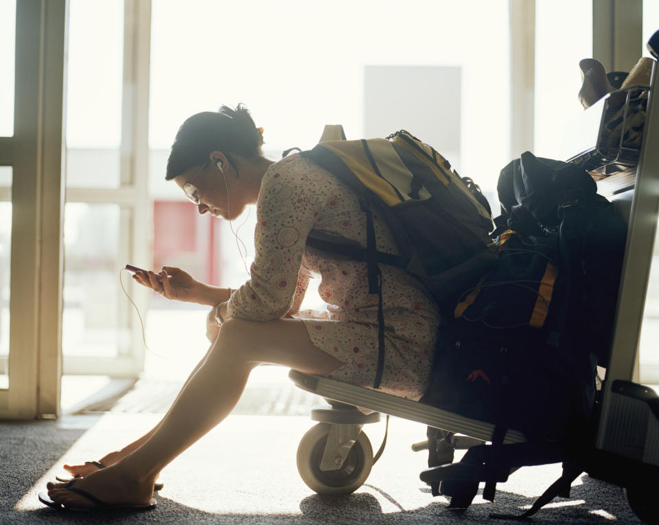 Auf gepackten Koffern zu sitzen, macht am Flughafen keinen Spaß. (Bild: Getty Images)