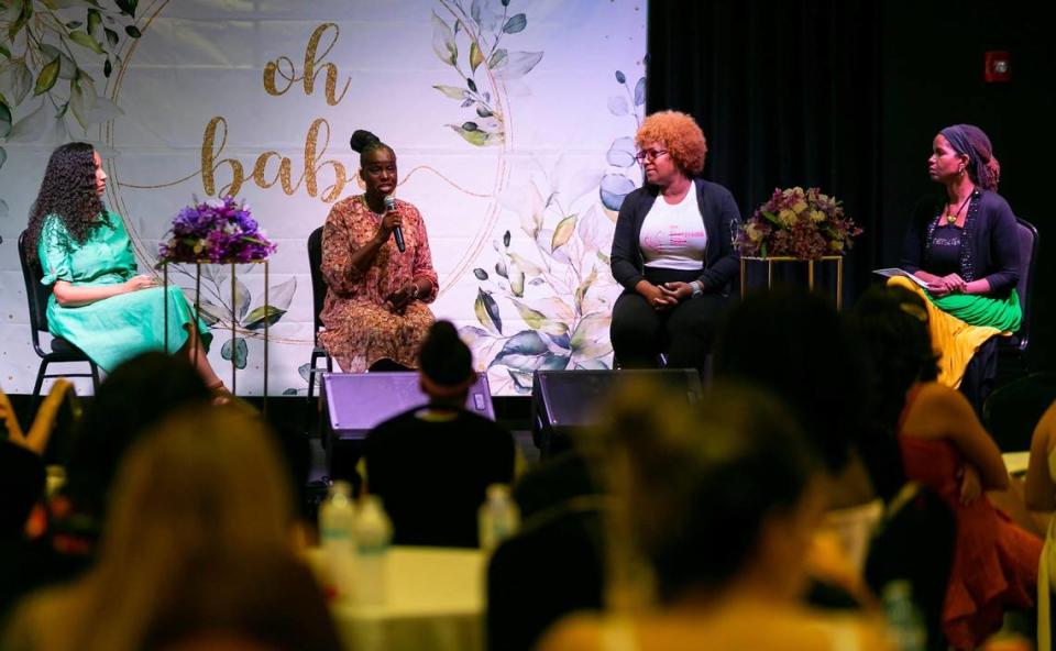 Panelistas dan sus consejos y recomendaciones a las futuras madres sobre el cuidado de los bebés y el suyo para garantizar un proceso feliz dentro de su comunidad, durante el Baby Shower Comunitario en Milander Center para Artes, en Hialeah. 6 de agosto 2022