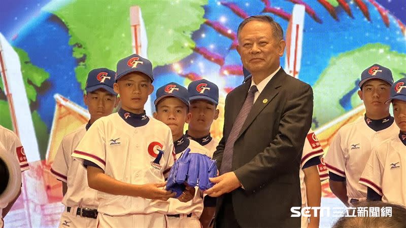 華南銀行董事長張雲鵬（右）贈予象徵強力守備的手套給小選手們。(圖／記者蔡厚瑄攝影)