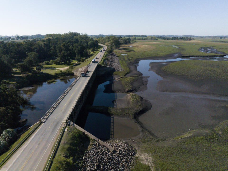 Vista del embalse de Canelón Grande, que abastece de agua a la ciudad de Montevideo, en el departamento de Canelones, Uruguay, el lunes 15 de mayo de 2023. (AP Foto/Santiago Mazzarovich)