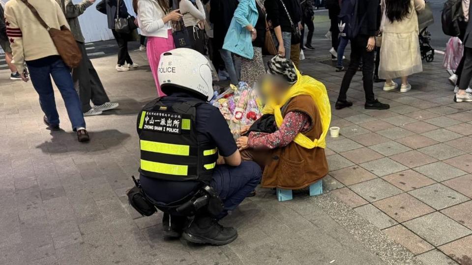 網友2日目睹警察關切捷運中山站附近在路邊賣花的婦人。（翻攝自臉書社團「爆怨2公社」）