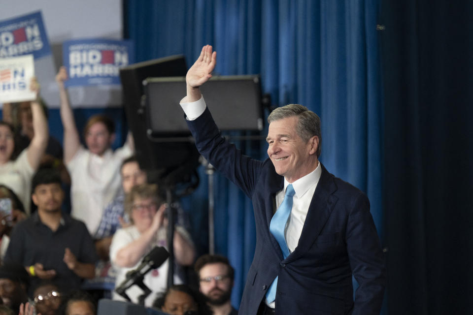 El gobernador de Carolina del Norte, Roy Cooper, asiste a un evento de campaña de Biden y Harris en la escuela secundaria James B. Dudley el 11 de julio de 2024, en Greensboro, Carolina del Norte. Harris habló sobre lo que está en juego en las elecciones para los habitantes de Carolina del Norte. (Foto de Allison Joyce / AFP) (Foto de ALLISON JOYCE/AFP vía Getty Images)