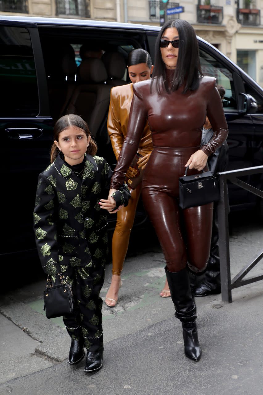 Kourtney Kardashian和女兒 Penelope Disick 現身巴黎街頭。