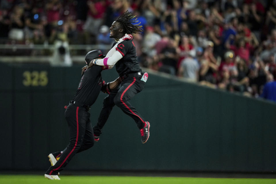 Los dominicanos Noelvi Marte (izquierda) y Elly de la Cruz festejan la victoria de los Rojos de Cincinnati sobre los Cachorros de Chicago, el viernes 1 de septiembre de 2023 (AP Foto/Aaron Doster)