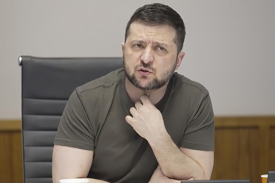 En esta imagen tomada de un video difundido por la presidencia de Ucrania, el mandatario Volodymyr Zelenskyy concede una entrevista a medios independientes rusos, el domingo 27 de marzo de 2022, en Kiev, Ucrania. (Oficina de Prensa de la Presidencia de Ucrania vía AP)