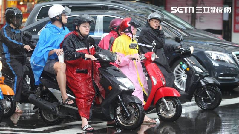 今各地偏涼留意降雨。（示意圖／記者邱榮吉攝影）