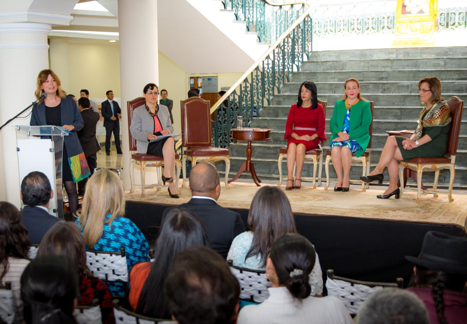 Fotografía del 21 de febrero de 2018 de la responsable de ONU Mujeres en Ecuador, Bibiana Aído (i), hablando en un acto celebrado en la Cancillería ecuatoriana sobre política de género acompañada por la canciller ecuatoriana María Fernanda Espinosa (2-d), en Quito (Ecuador). Aído cree que el país andino está dando pasos a favor de la mujer, pese a grandes desafíos como una brecha salarial del 20% y la violencia machista que aún castiga a 6 de cada 10 ecuatorianas. EFE/Cancillería de Ecuador.