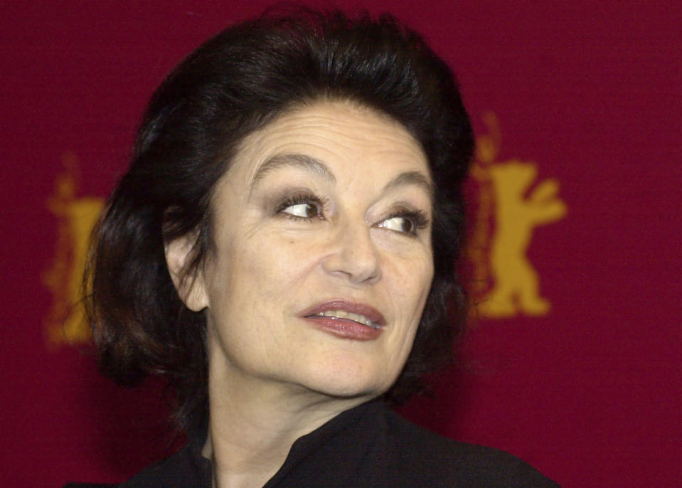 ARCHIVO - La actriz francesa Anouk Aimée antes de una conferencia de prensa en el 53º Festival de Cine de Berlín el 13 de febrero de 2003 donde recibió un Oso de Oro a la trayectoria. Aimée, ganadora de un Globo de Oro por su papel protagónico en "Un homme et une femme" del legendario director francés Claude Lelouch, falleció, informó el martes su agente. Tenía 92 años. (Foto AP/Sven Kaestner, archivo)