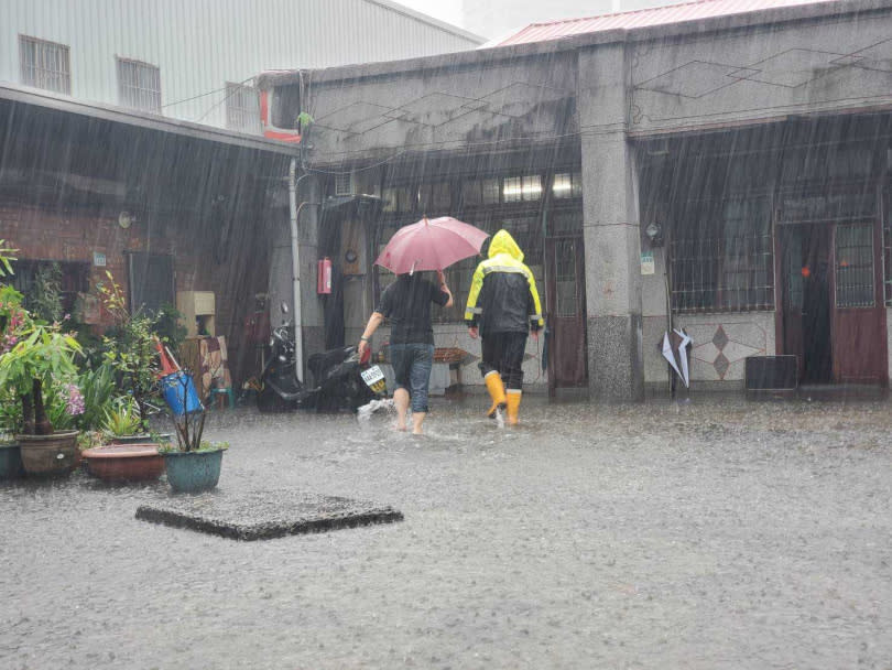 新店區在短時間內降下24.5mm的雨量，還有多處出現淹水情況。（圖／翻攝畫面）