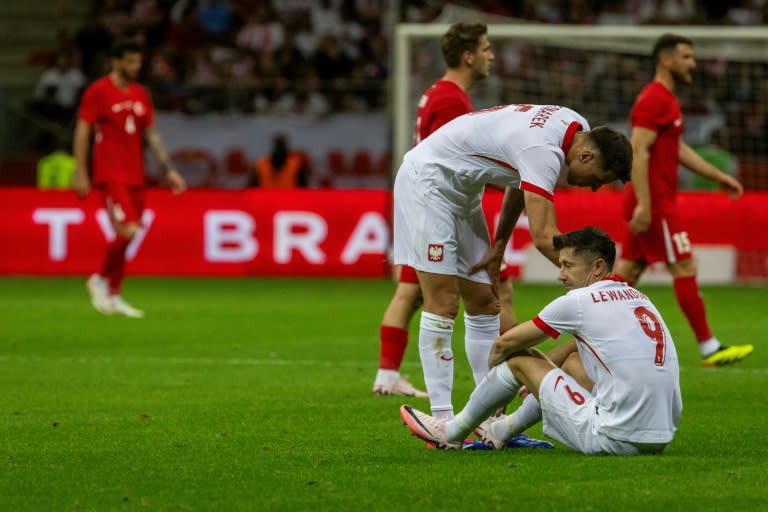 El delantero polaco Robert Lewandowski (sentado), durante el partido amistoso Polonia-Turquía en Varsovia del 10 de junio de 2024 (Wojtek Radwanski)