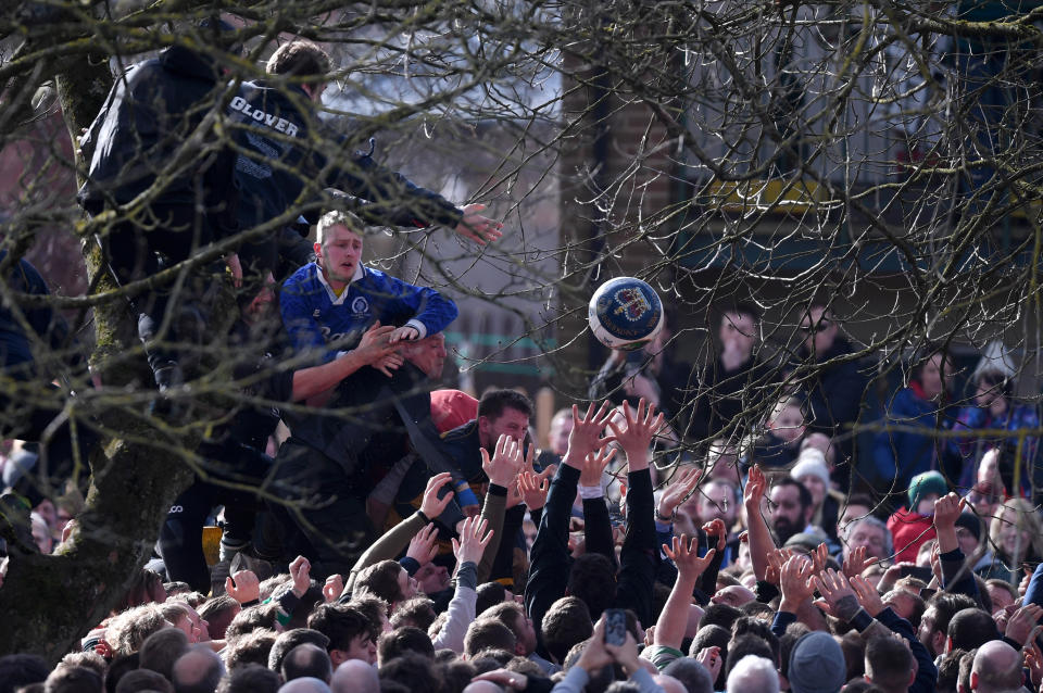 Das Royal Shrovetide Football ist ein echtes Derby. (Bild: Getty Images)