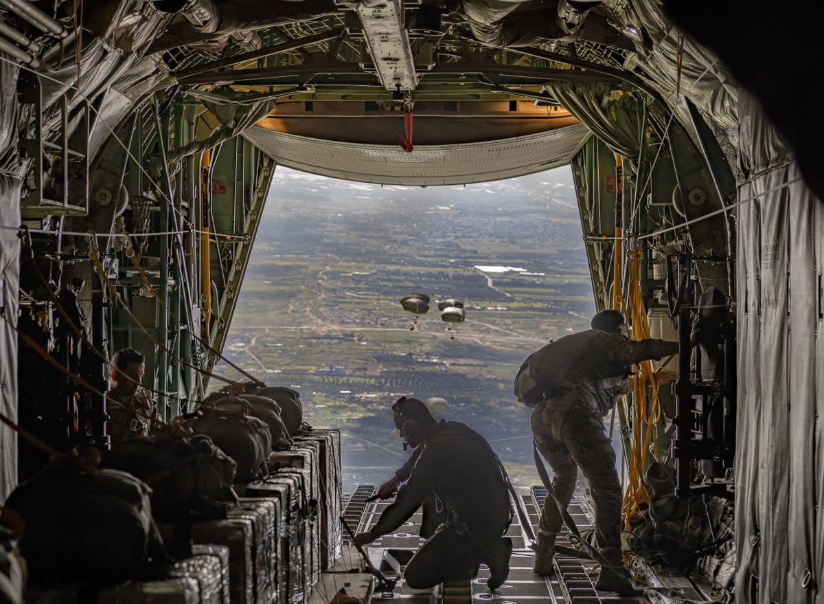 Jordanian soldiers release aid via parachutes over Gaza (Bel Trew)